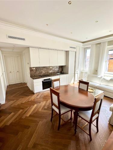 un grand salon avec une table et des chaises dans l'établissement Dandy Elegance Loft, à Rome