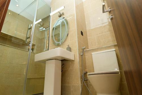 Bilik mandi di Oasis Suites Guzape