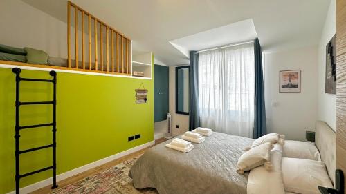 En eller flere senge i et værelse på Duplex terrace - Paris & Marne