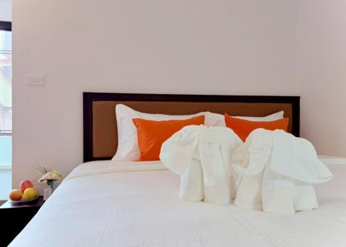 two elephants made out of towels sitting on a bed at Tha Phae Village in Chiang Mai