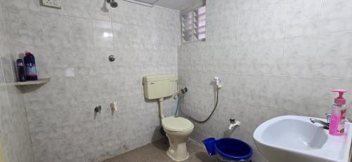 a bathroom with a toilet and a sink at Retreat Beach Houz in Kaup