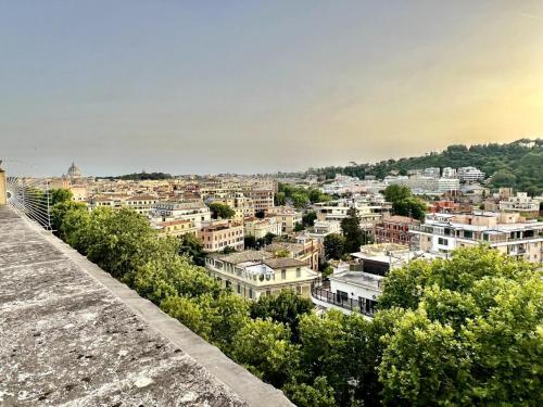 une vue d'une ville depuis le haut d'un immeuble dans l'établissement Dandy Elegance Loft, à Rome