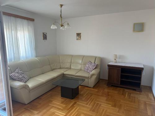 Χώρος καθιστικού στο 100m2 Apartment near Church - 3 bedrooms - 3 bathrooms - parking