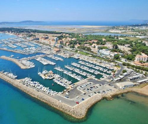 Appartement 2 pièces avec Balcon, Clim et Parking au Port de Hyères