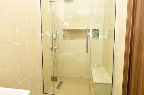 Bilik mandi di Oasis Suites Guzape