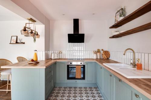 Η κουζίνα ή μικρή κουζίνα στο Romantic canal-side cottage with hot tub