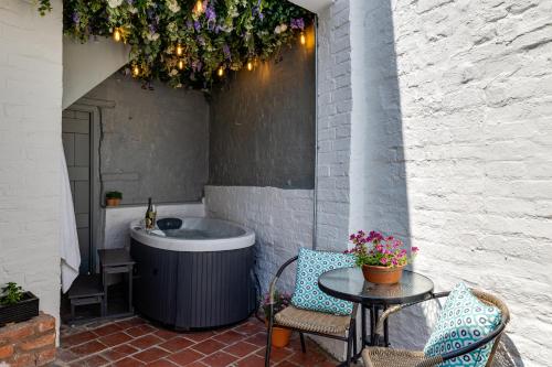 Φωτογραφία από το άλμπουμ του Romantic canal-side cottage with hot tub στο Τσέστερ