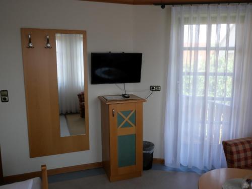 Una televisión o centro de entretenimiento en Bocksbeutelherberge
