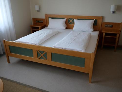 Una cama o camas en una habitación de Bocksbeutelherberge