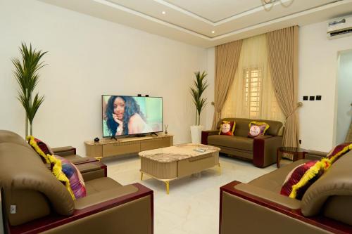 Televisyen dan/atau pusat hiburan di Oasis Suites Guzape
