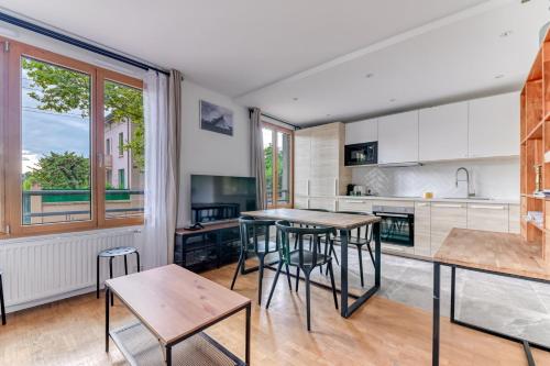 Η κουζίνα ή μικρή κουζίνα στο Spacious 1BR | Near City Center & Baby-Friendly!
