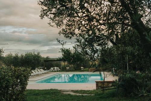 La alberca dentro o cerca de Borgo Rapale