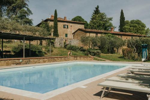 La alberca dentro o cerca de Borgo Rapale