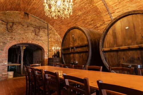 Un restaurante u otro lugar para comer en Borgo Rapale