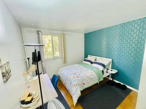 une petite chambre avec un lit et une fenêtre dans l'établissement Chambre cosy proche de l'aeroport CDG, à Aulnay-sous-Bois