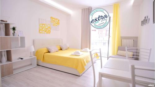 Charme & Chic Studios - Bari Centro في باري: غرفة نوم صغيرة بسرير وبطانية صفراء
