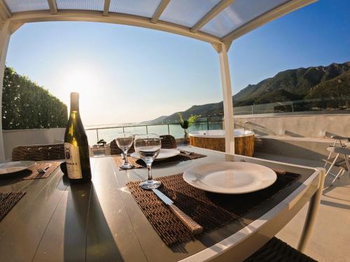 Stylish Rooftop Retreat with Hot Tub with Loutraki Beach