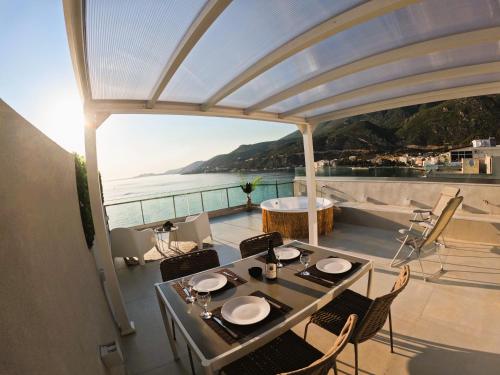 Stylish Rooftop Retreat with Hot Tub with Loutraki Beach
