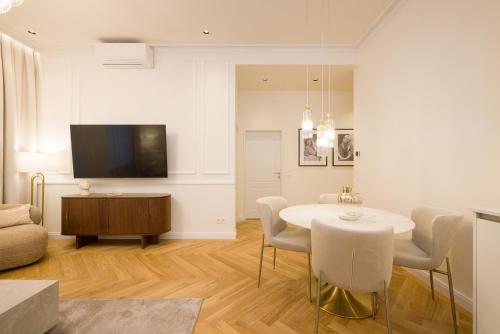 TV a/nebo společenská místnost v ubytování RAFAEL KAISER - Signature Apartments City Centre
