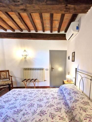 a bedroom with a large bed in a room at Borgo Melograno in Chiusi