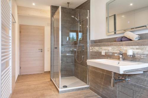 ein Badezimmer mit Waschbecken und Dusche in der Unterkunft Ferienwohnungen Familie Hofer in Argenbühl