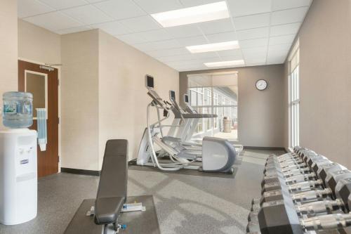 Pusat kecergasan dan/atau kemudahan kecergasan di Fairfield Inn & Suites by Marriott Pittsburgh Airport/Robinson Township