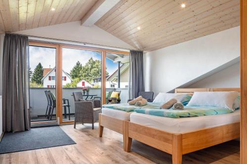 ein Schlafzimmer mit einem Bett mit zwei Teddybären darauf in der Unterkunft Ferienwohnungen Familie Hofer in Argenbühl