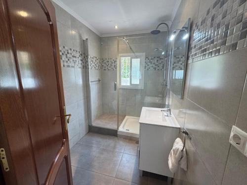 Bilik mandi di Villa Morar