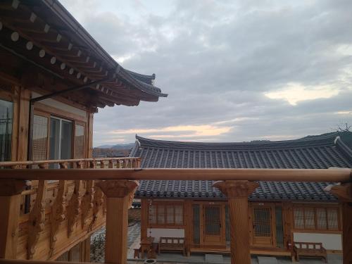 Un balcón o terraza de Hanok stay Mokhyang