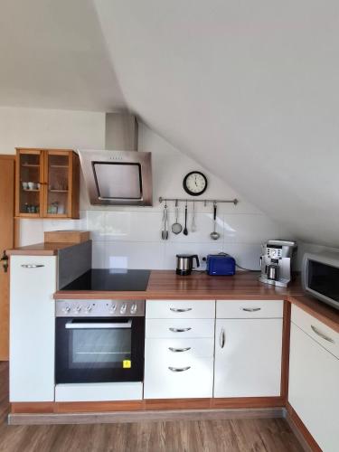 Η κουζίνα ή μικρή κουζίνα στο WEINBERGBLICK im Haus Auszeit - 2BR ,Küche, 2 Bäder, 2 Balkone, Parkplatz direkt vor der Tür