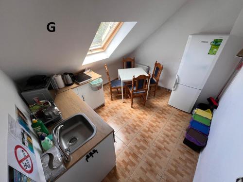 an overhead view of a kitchen with a sink and refrigerator at Pokoje gościnne JAVKA w Jantarze in Jantar