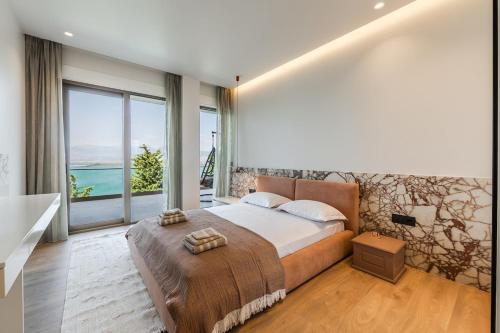 Un dormitorio con una cama grande y una ventana grande. en Lake Whisper Villa, en Široka