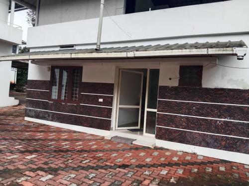 Red Chill Resort في فاغامون: مبنى من جهه نافذه