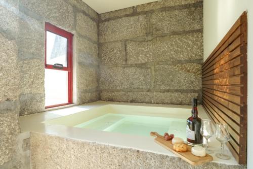 Φωτογραφία από το άλμπουμ του Douro Arda House with Pool & Jacuzzi by HostWise σε Pedorido