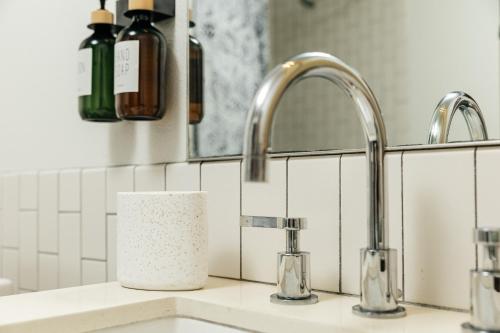 eine Küchentheke mit Spüle und 2 Armaturen in der Unterkunft Palm & Vine MODERN COZY LOFT in HOLLYWOOD, FREE Parking in Los Angeles