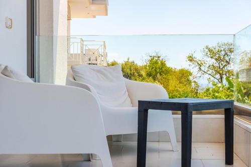 a room with a table and two chairs and a window at Villa Belle Azure in Dhërmi