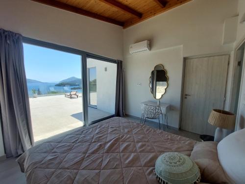 ニドリにあるVilla Ninemiaのベッドがあり海が見える寝室