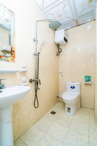 a bathroom with a shower and a toilet and a sink at Sea Dragon Hotel Cát Bà & Aparment in Cat Ba