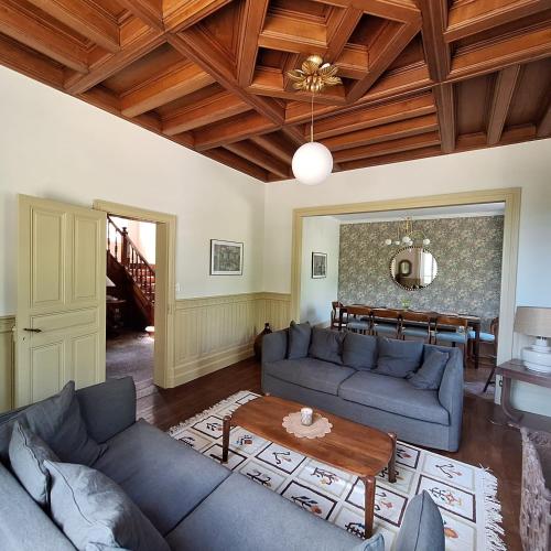 a living room with blue couches and a table at La villa Hortense in Valençay