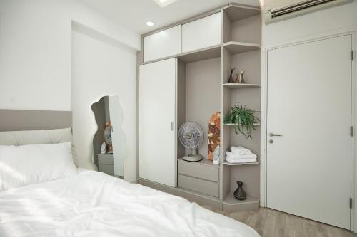 Postel nebo postele na pokoji v ubytování Masteri Residence Heera Stay Apartment