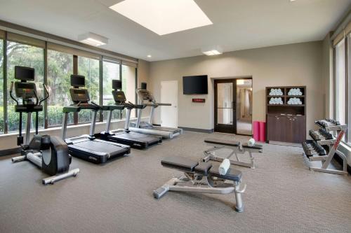 Courtyard by Marriott Savannah Midtownにあるフィットネスセンターまたはフィットネス設備