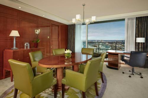 Posezení v ubytování The Park Tower Knightsbridge, a Luxury Collection Hotel, London
