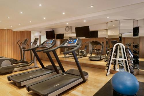 Fitness centrum a/nebo fitness zařízení v ubytování The Park Tower Knightsbridge, a Luxury Collection Hotel, London