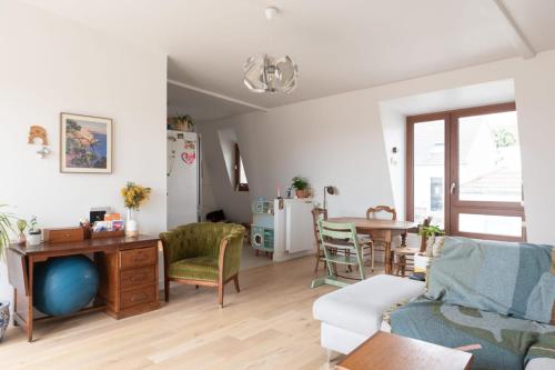 un salon avec un canapé et une table dans l'établissement T4 with balcony near Paris, à Pantin