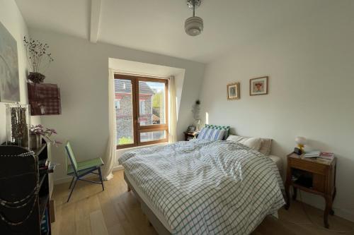 une chambre avec un lit et une fenêtre dans l'établissement T4 with balcony near Paris, à Pantin