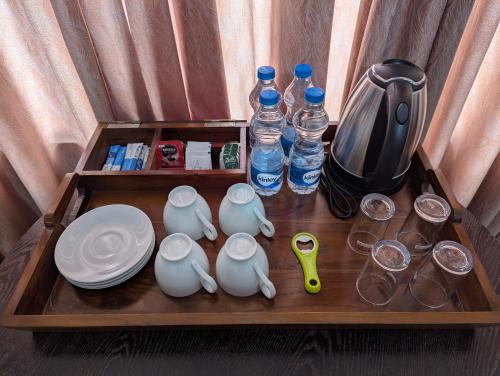 a wooden tray with plates and bottles of water at Su Casa Ella in Ella
