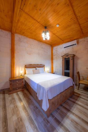 Ένα ή περισσότερα κρεβάτια σε δωμάτιο στο KARAGÜL Hotel