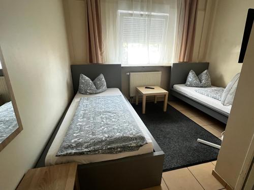 Ένα ή περισσότερα κρεβάτια σε δωμάτιο στο Top of Hostel &Serviced Aparts SEBO Pension