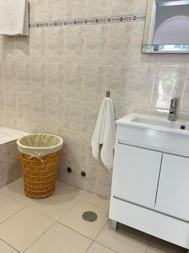 Koupelna v ubytování Casa da Praia em Olhos de Água a 50 metros da Praia