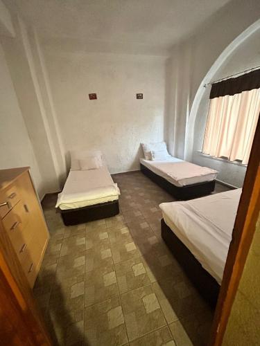Una cama o camas en una habitación de London Hostel